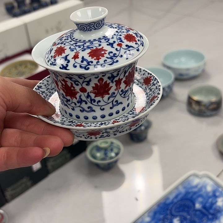 瓷片釉里红缠枝莲三才马蹄盖碗景德镇