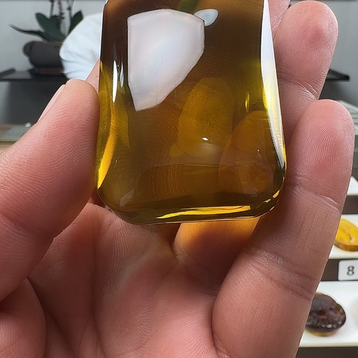 让***斤琥珀未镶嵌颈饰柳青无事牌