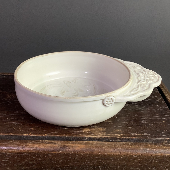 景德镇陶瓷白釉刻花鱼纹压耳杯