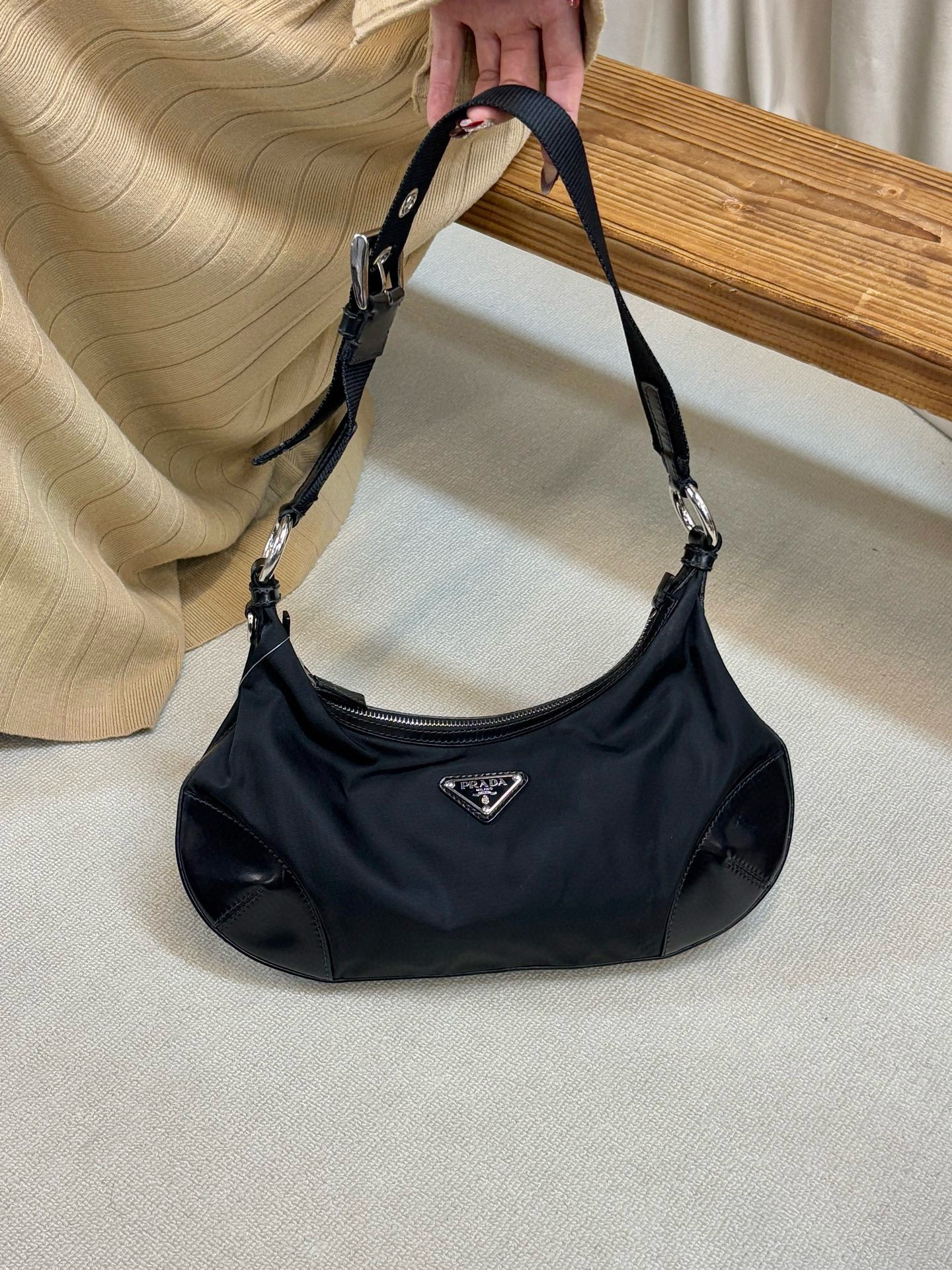 95新 Prada/普拉达 prada黑银尼龙单肩包