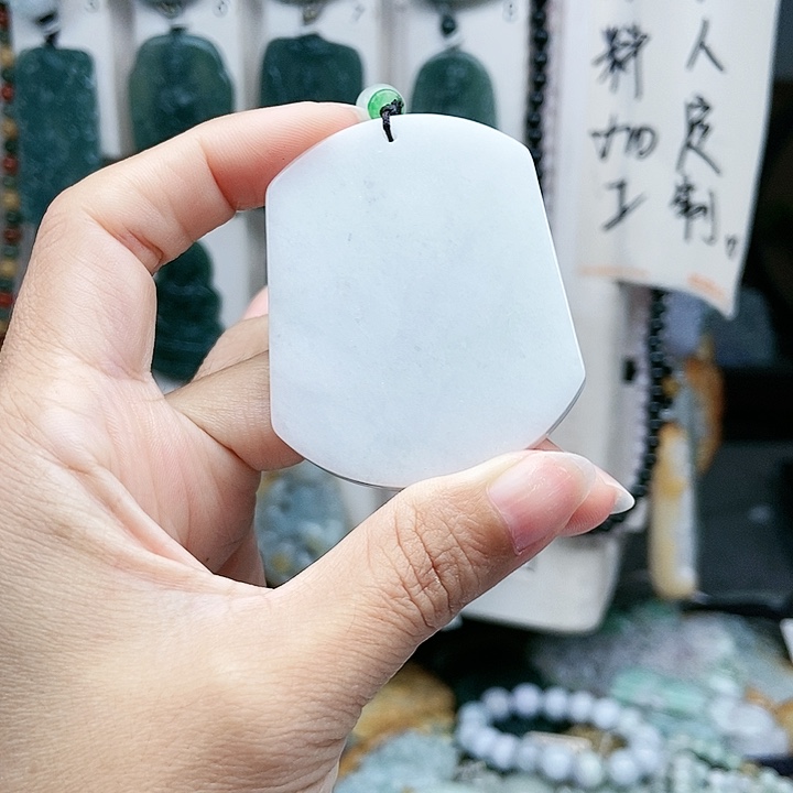 颈饰足铂镶嵌翡翠翡翠