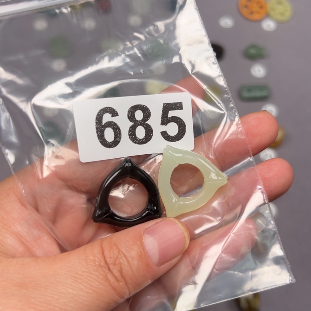 未镶嵌蛇纹石玉颈饰斗****牛