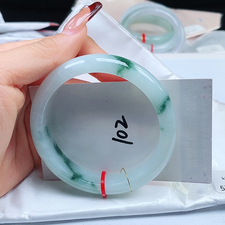 翡翠手镯未镶嵌57+正圈