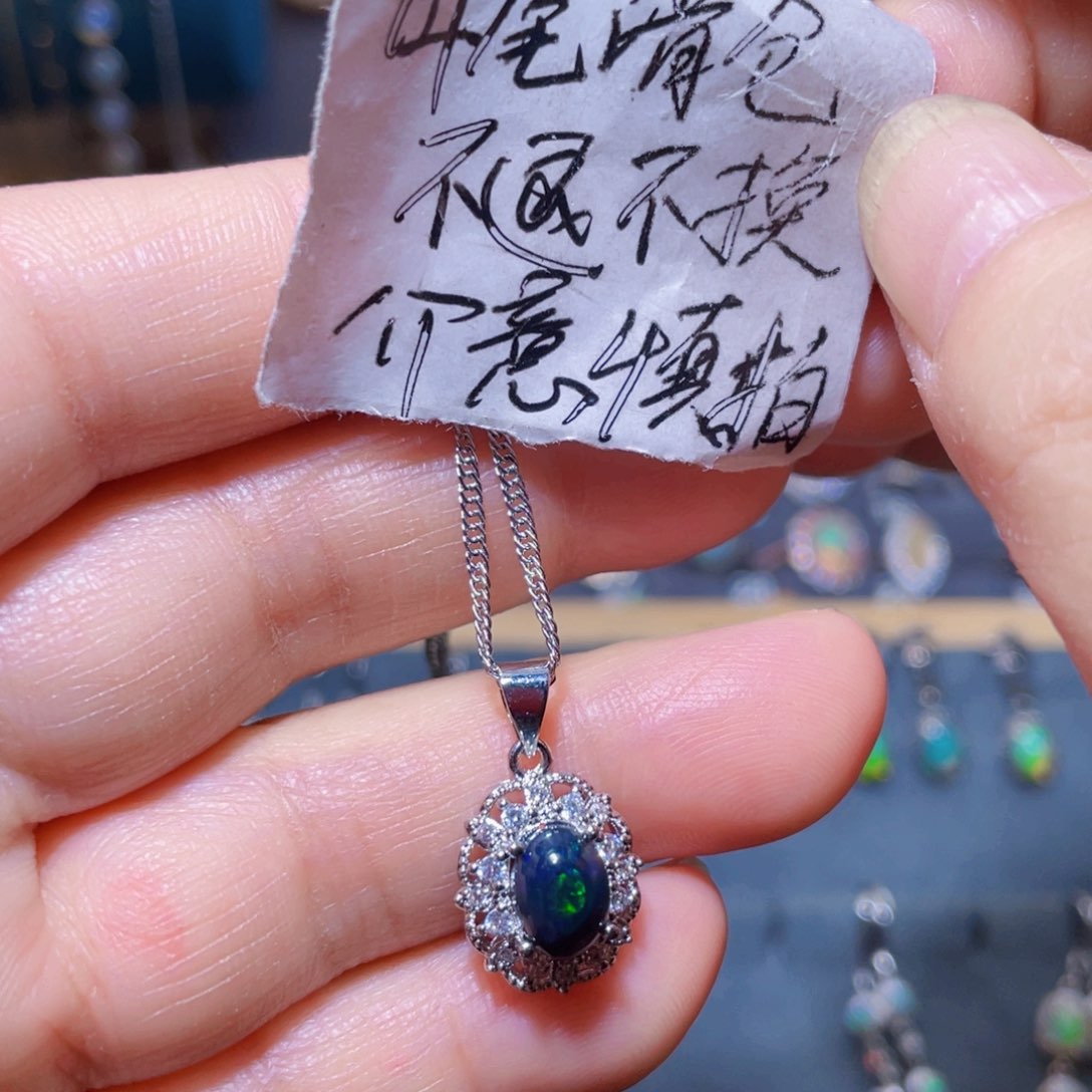 欧泊欧泊吊坠〉合金