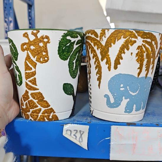 当场拍满15元发货不凑不发，花盆盆口不方不圆有针孔黑点是正常的，