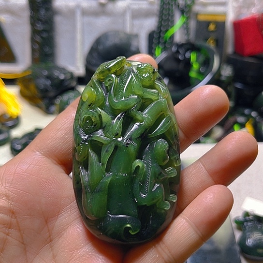 蛇纹石玉颈饰未镶嵌
