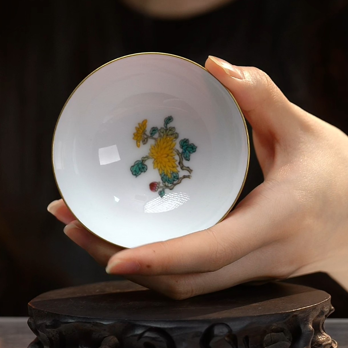 F外胭脂红釉内粉彩菊花纹茶圆