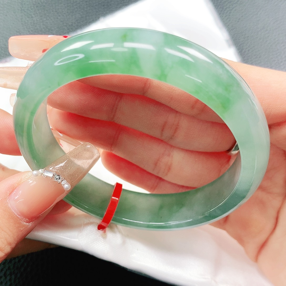 翡翠手镯未镶嵌55圈