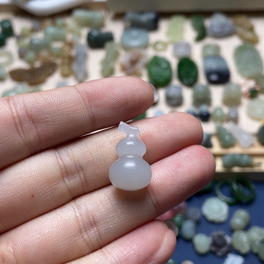 和田玉未镶嵌颈饰一个