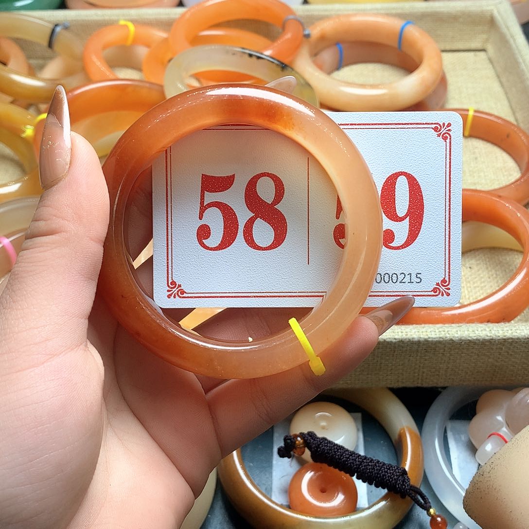 未镶嵌石英质玉（黄龙玉）手镯