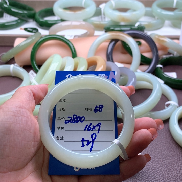 和田玉手镯未镶嵌屹**妈