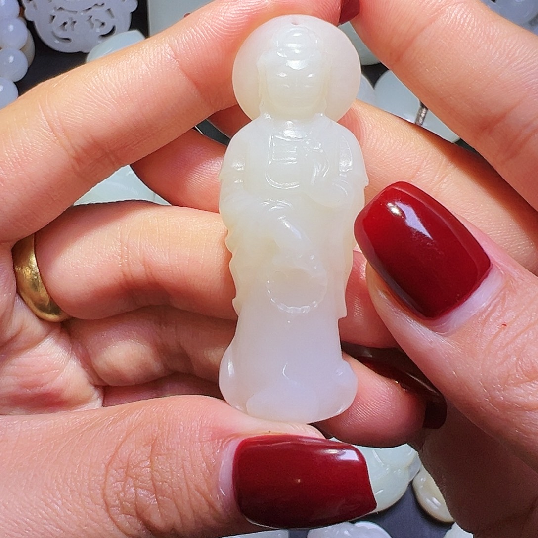 了***空和田玉未镶嵌颈饰