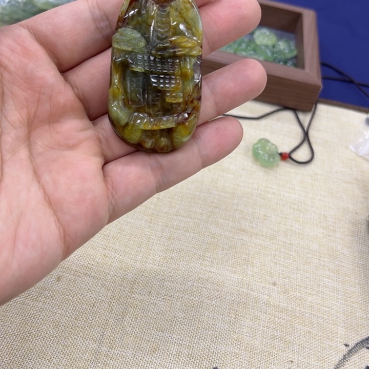 岫玉颈饰未镶嵌吊坠