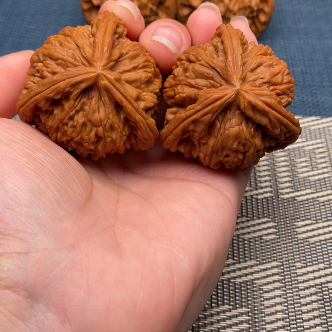 敬***凯吊坠文玩核桃三棱