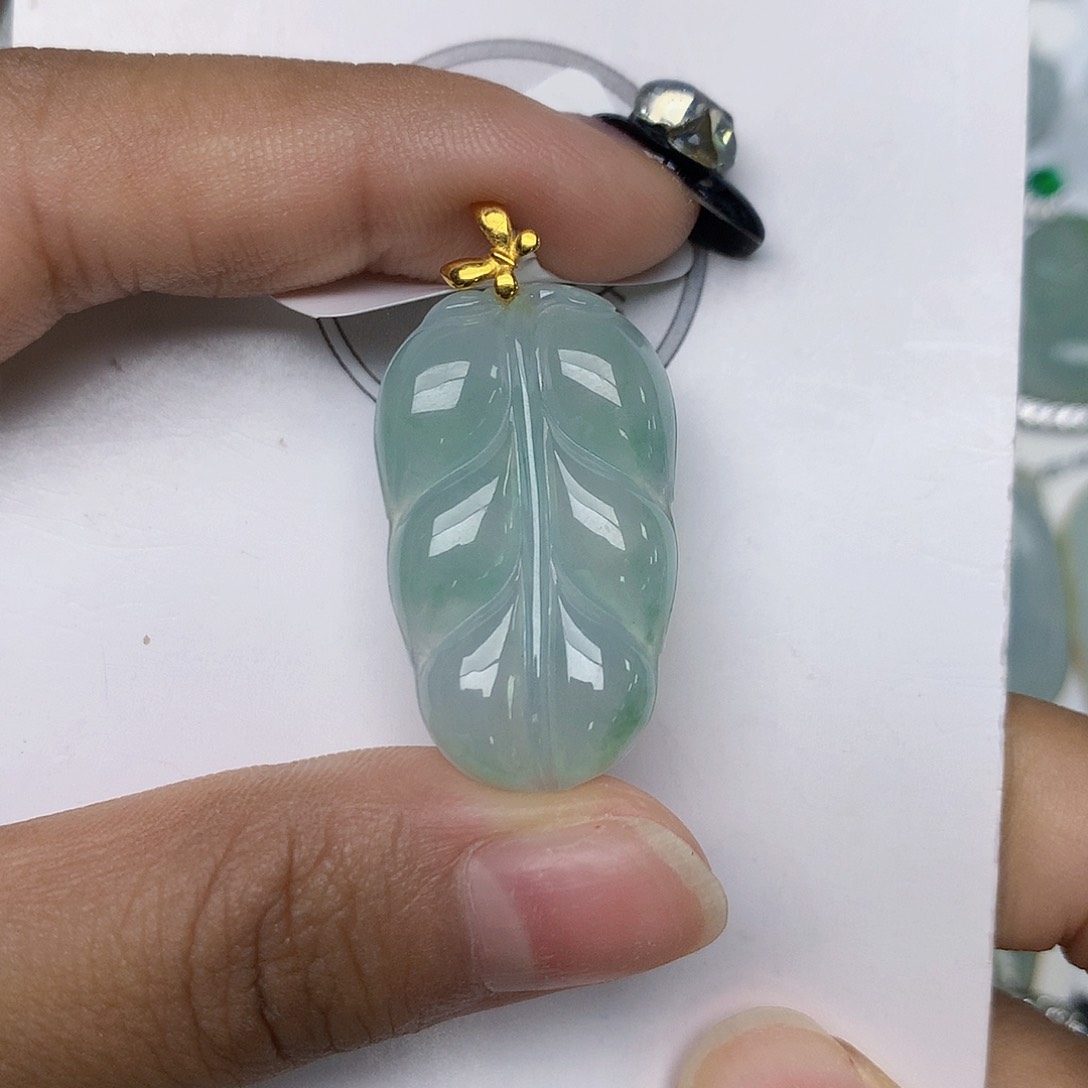 颈饰18K金镶嵌翡翠天然翡翠