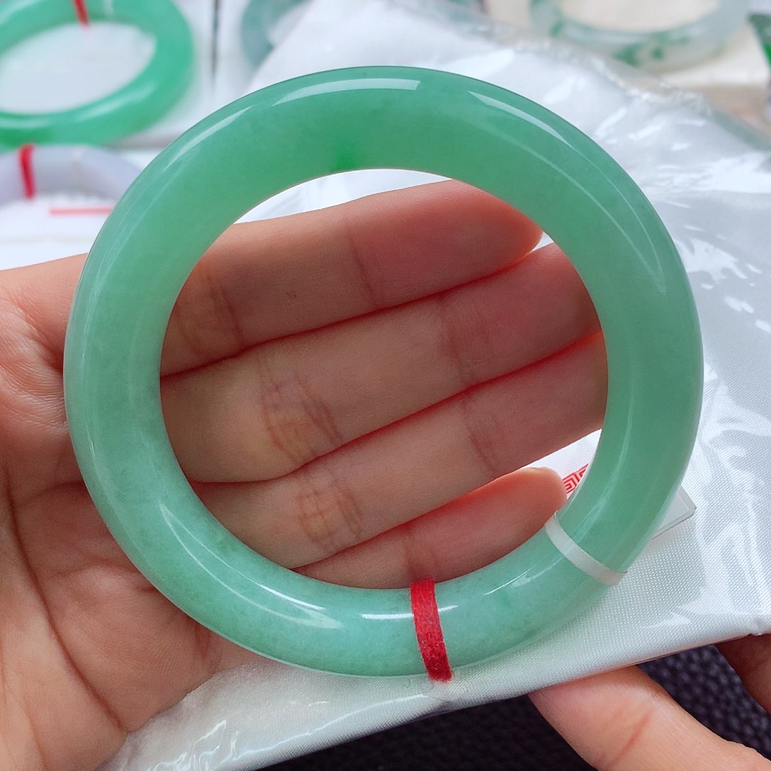 翡翠手镯未镶嵌灰*娘天然翡翠