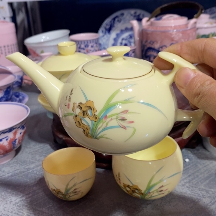 摆件陶黄稀土描金兰花壶