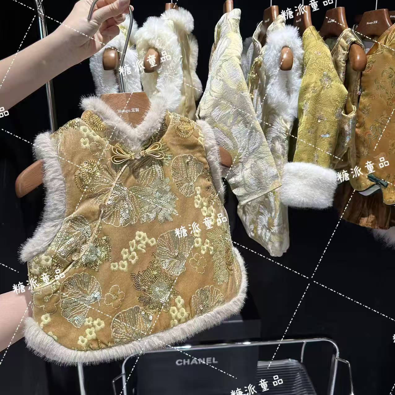 1185新中式国风亮片刺绣串花金色拼接毛毛儿童马甲