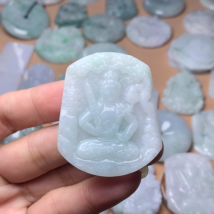 翡翠未镶嵌颈饰虚空