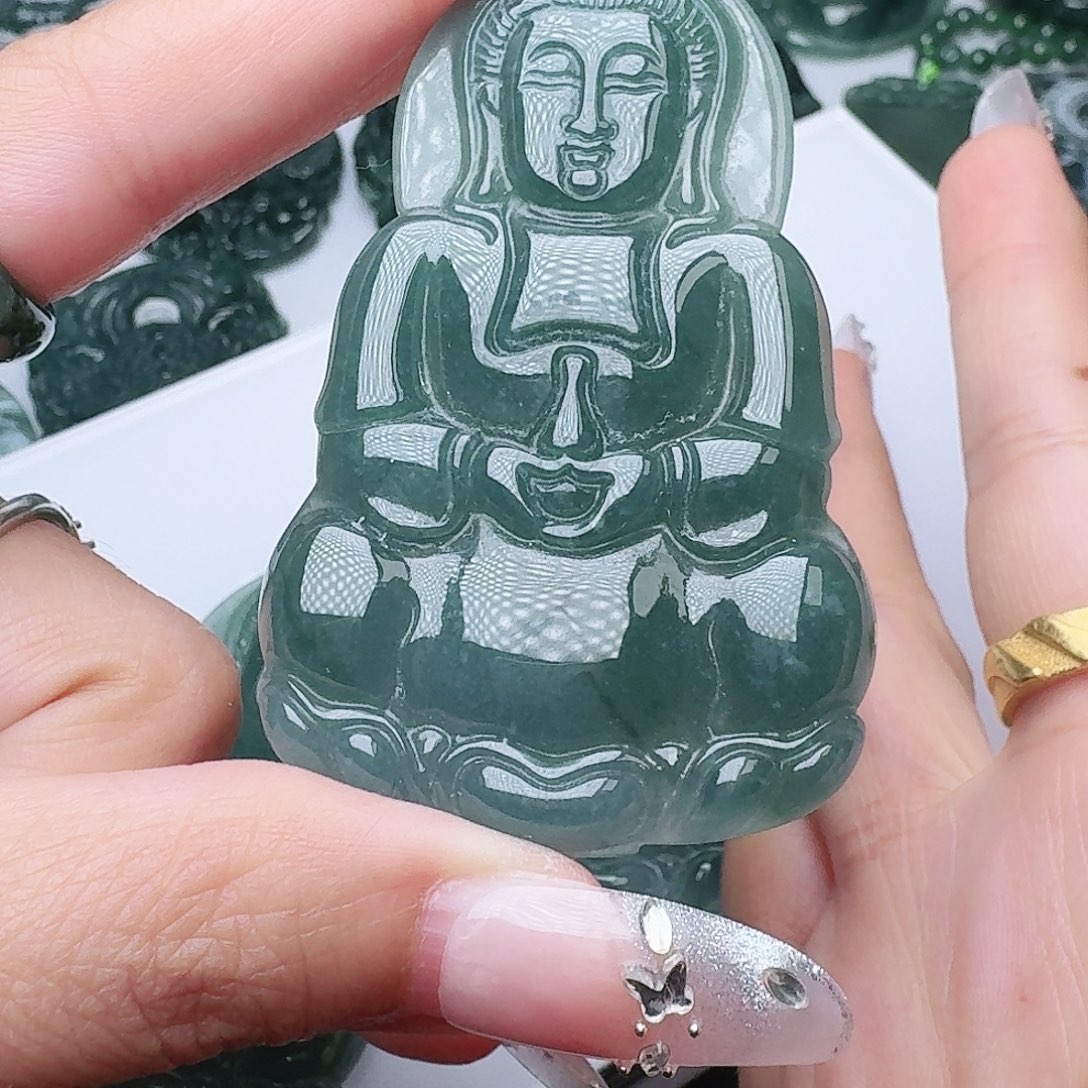 受***人翡翠未镶嵌颈饰111