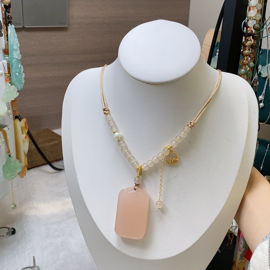 蛇纹石玉颈饰未镶嵌