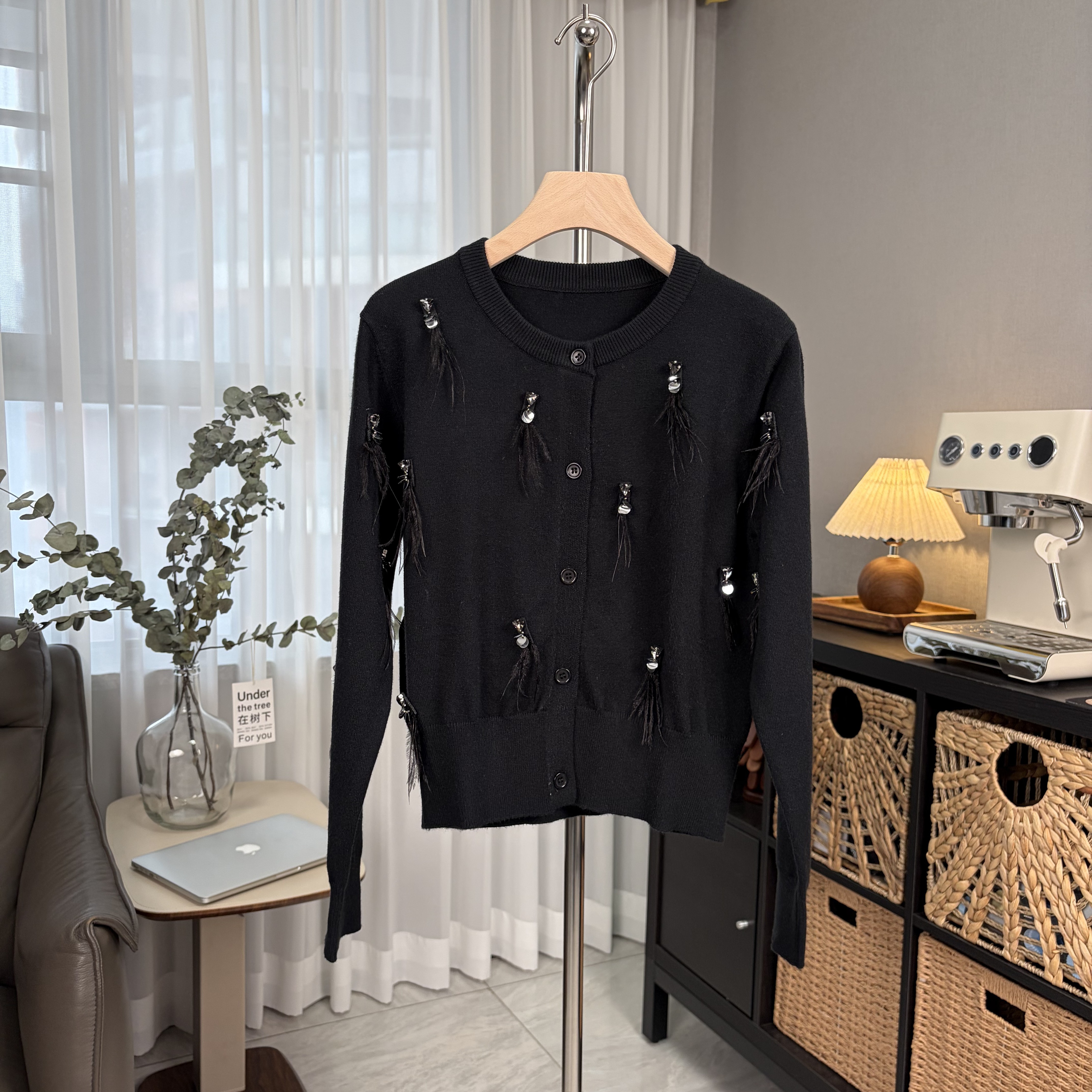 春秋季灰色长袖钉珠羽毛装饰单排扣针织衫开衫女休闲时尚百搭