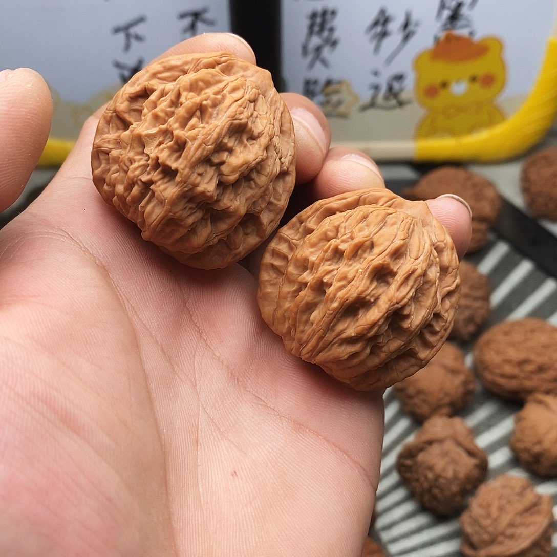 文玩核桃吊坠虎头