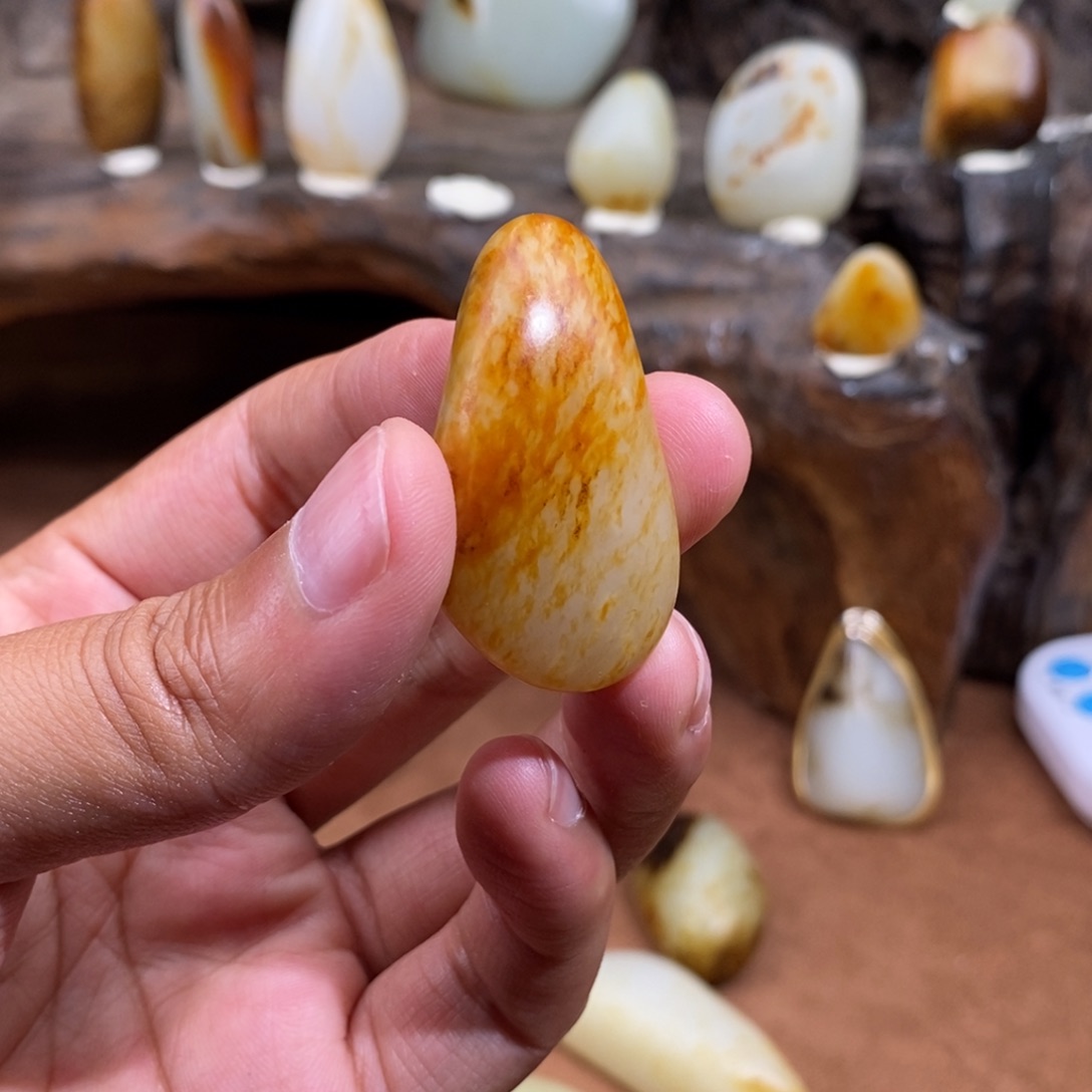 颈饰未镶嵌和田玉（糖玉）前**锦