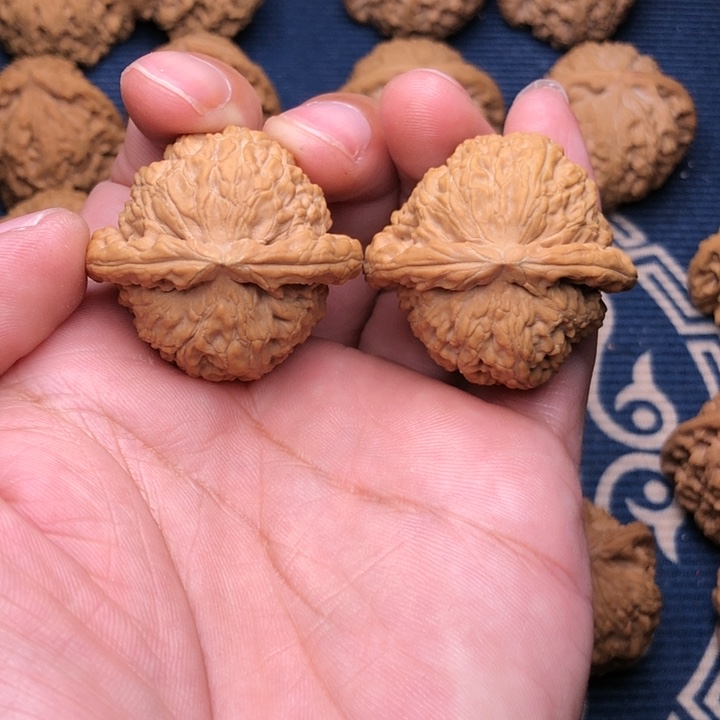 文玩核桃吊坠白狮子