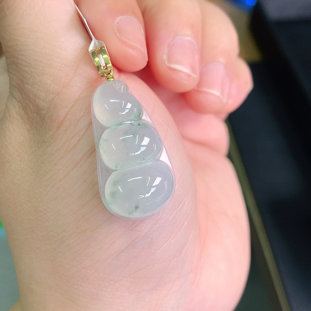 翡翠颈饰18K金镶嵌冰胶飘绿豆子