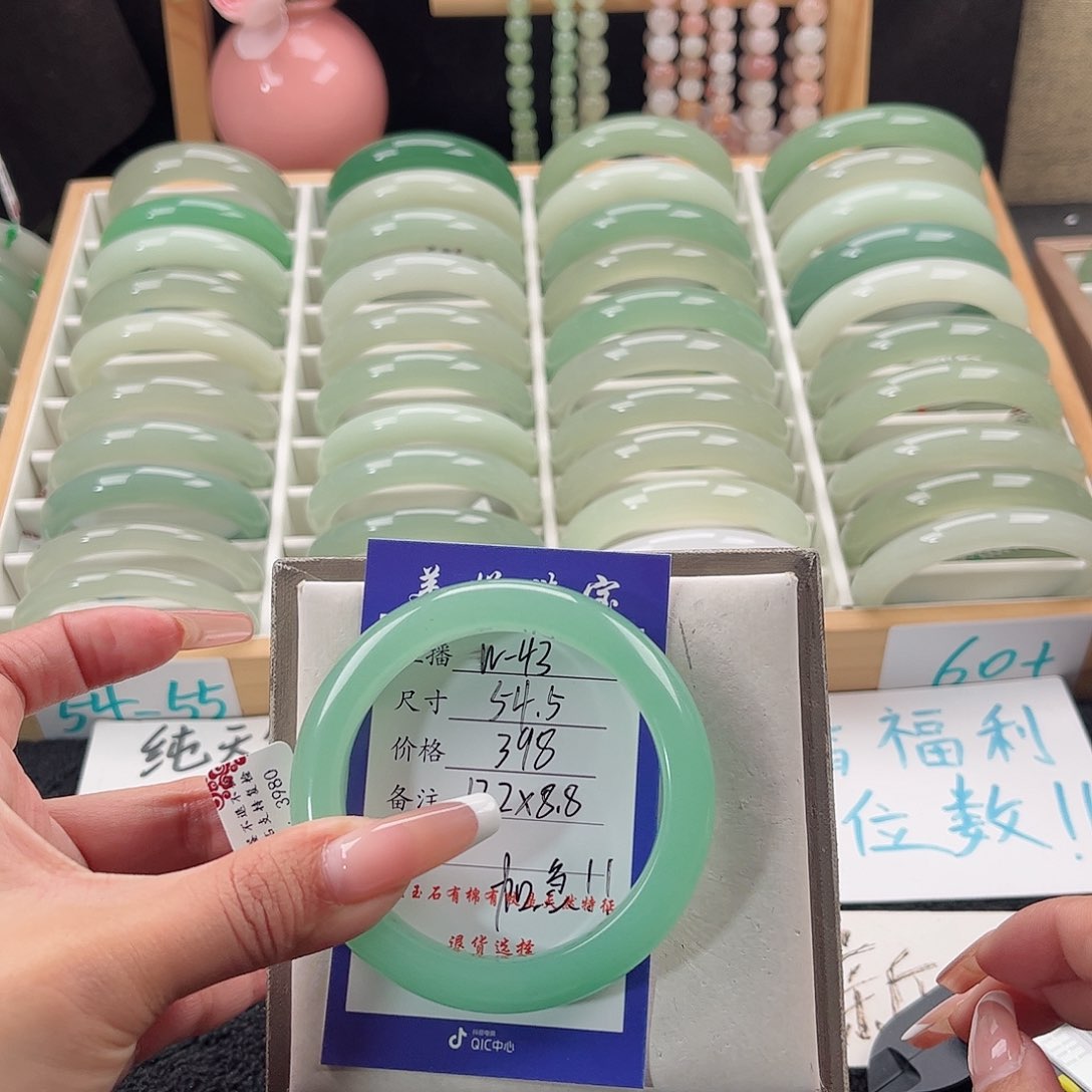 未镶嵌手镯石英质玉c****a