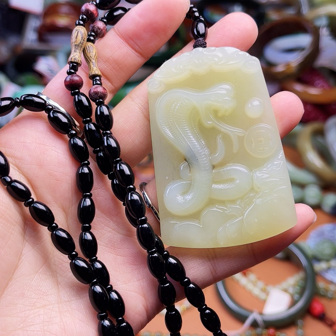 蛇纹石玉颈饰未镶嵌