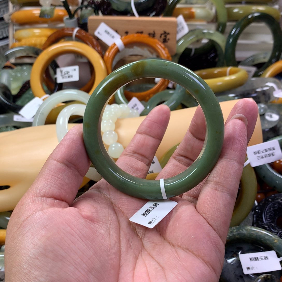 蛇纹石玉手镯未镶嵌