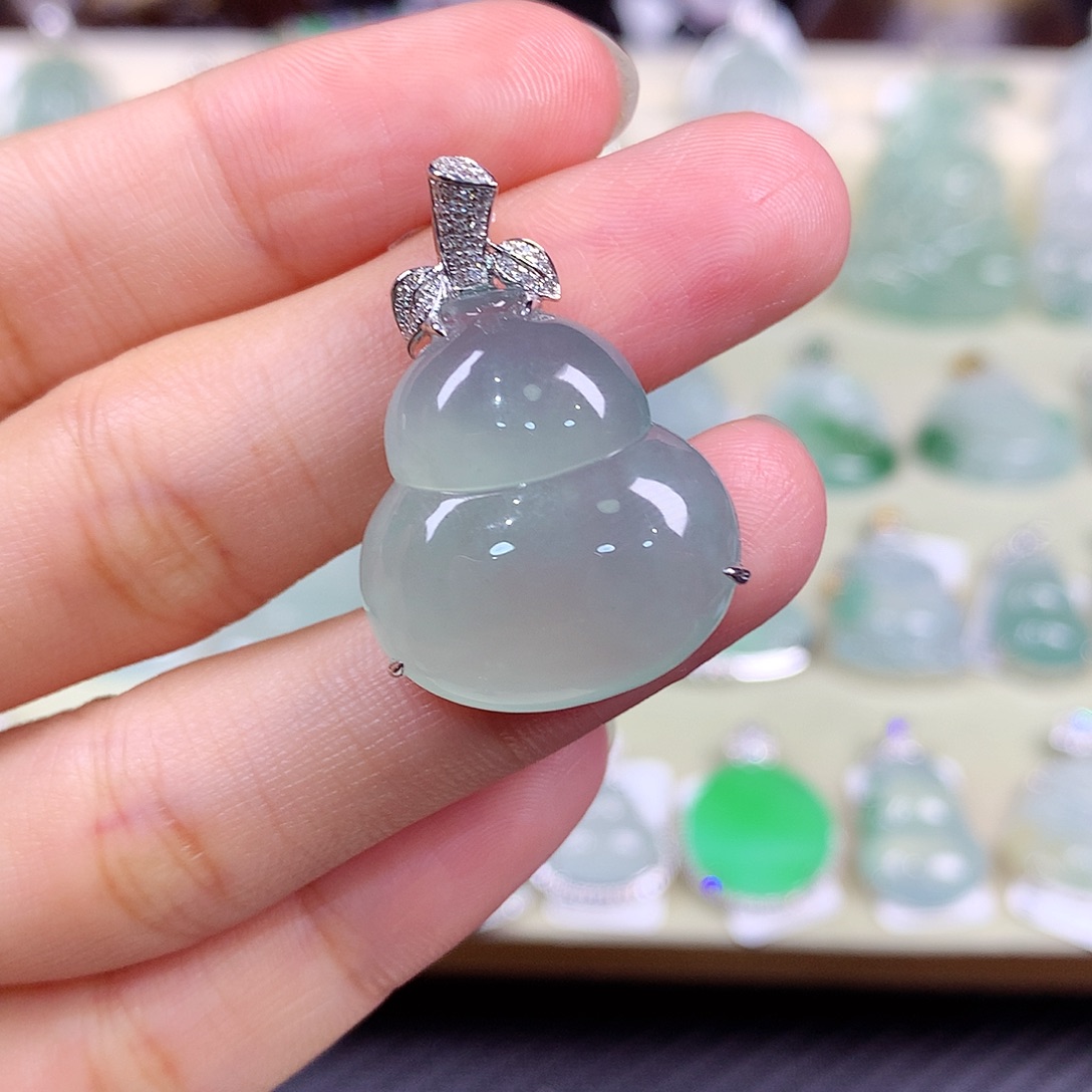 翡翠18K金镶嵌颈饰葫芦