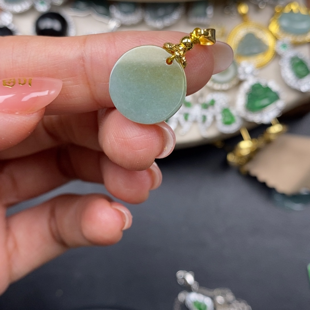 翡翠颈饰未镶嵌翡翠