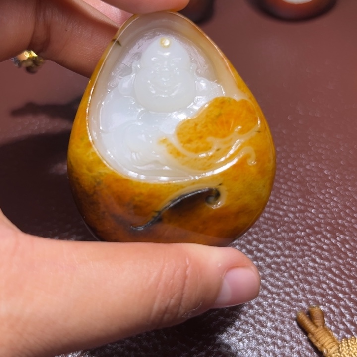 狂***人和田玉未镶嵌颈饰