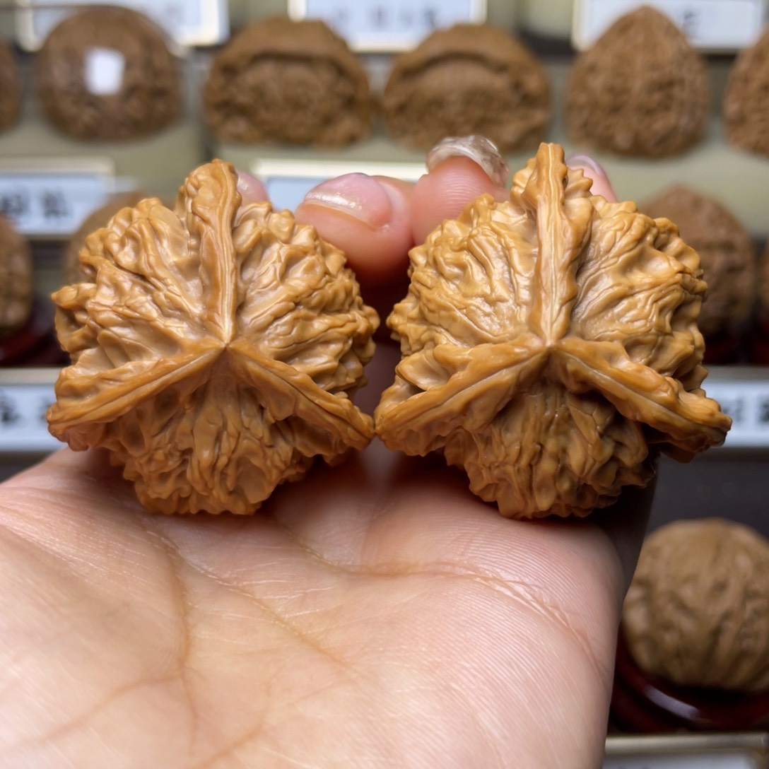 文玩核桃把件盘山三棱