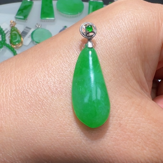 颈饰18K金镶嵌翡翠