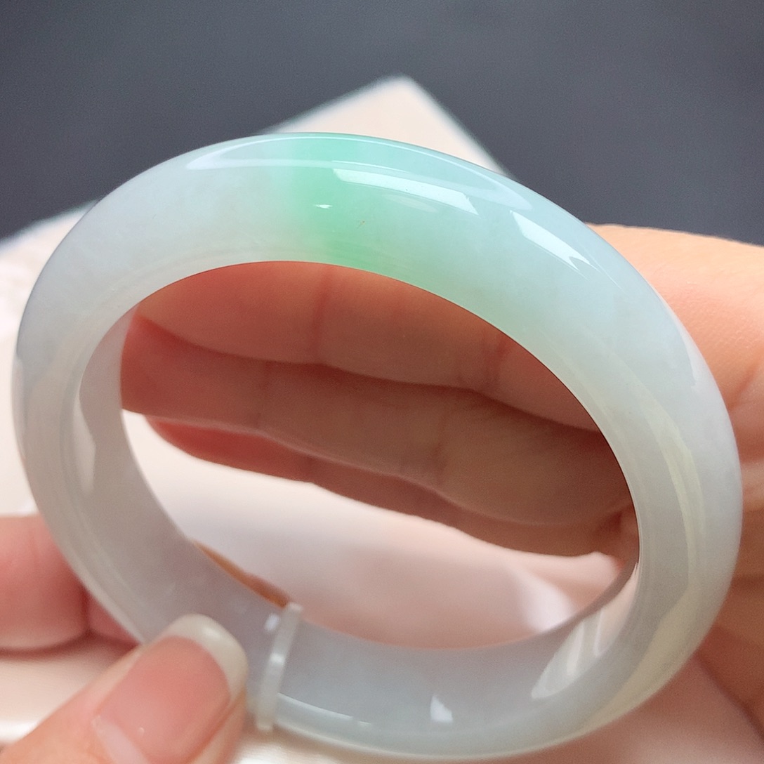 翡翠手镯未镶嵌55圈口