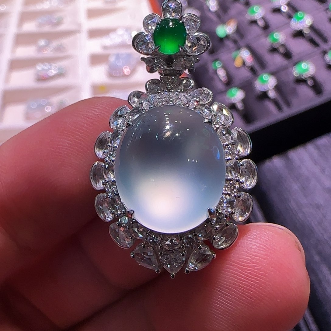 翡翠18K金镶嵌颈饰