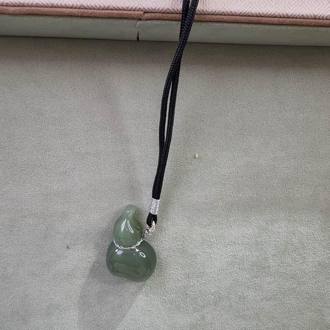 喜***杨和田玉未镶嵌颈饰