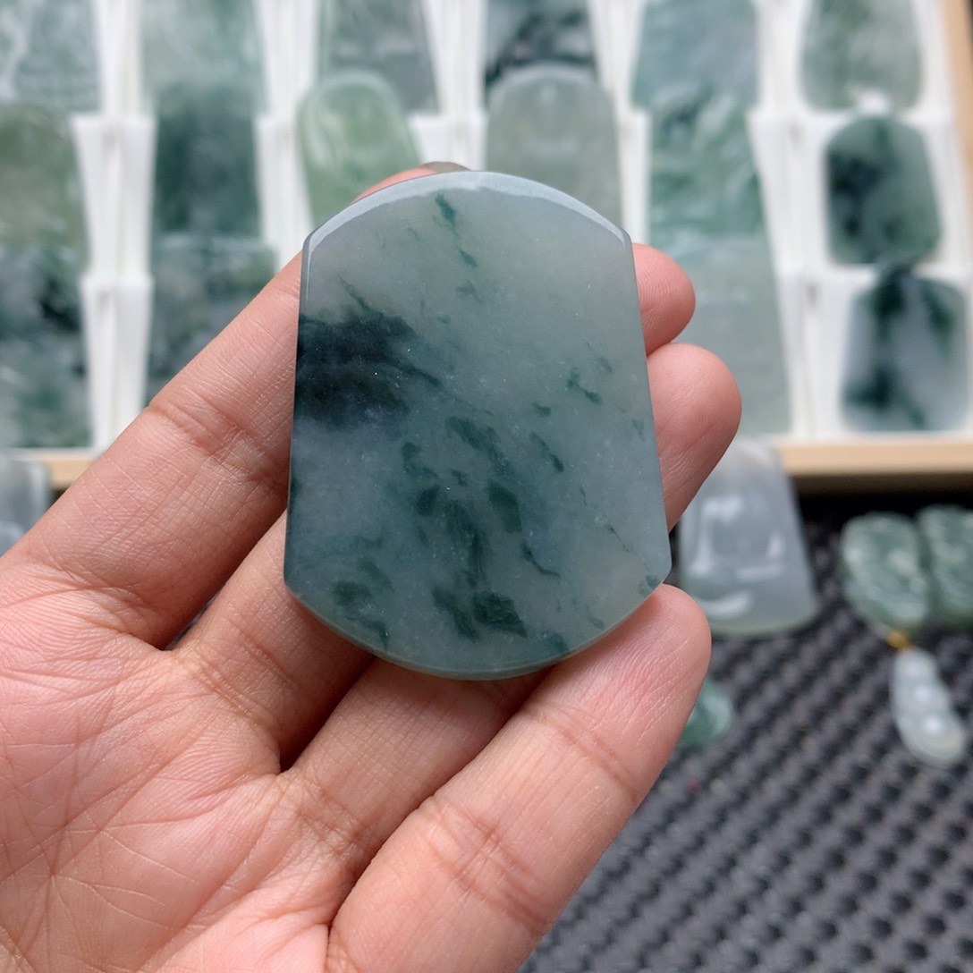 翡翠未镶嵌颈饰阿*平安无事牌