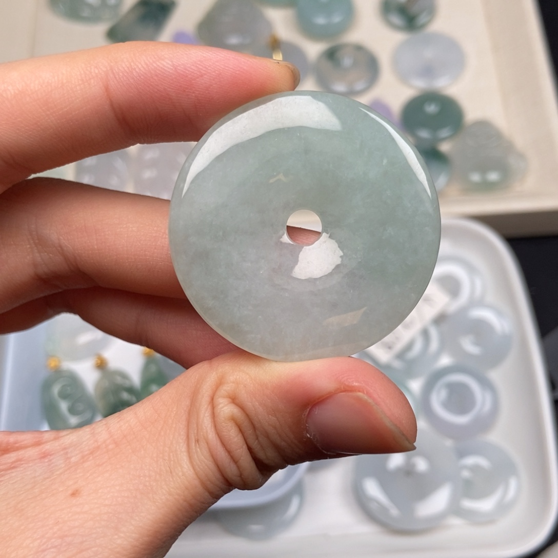 翡翠未镶嵌颈饰平安扣