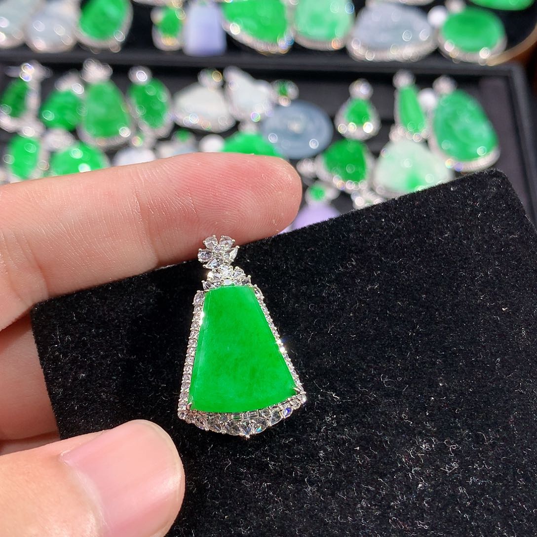 翡翠18K金镶嵌颈饰