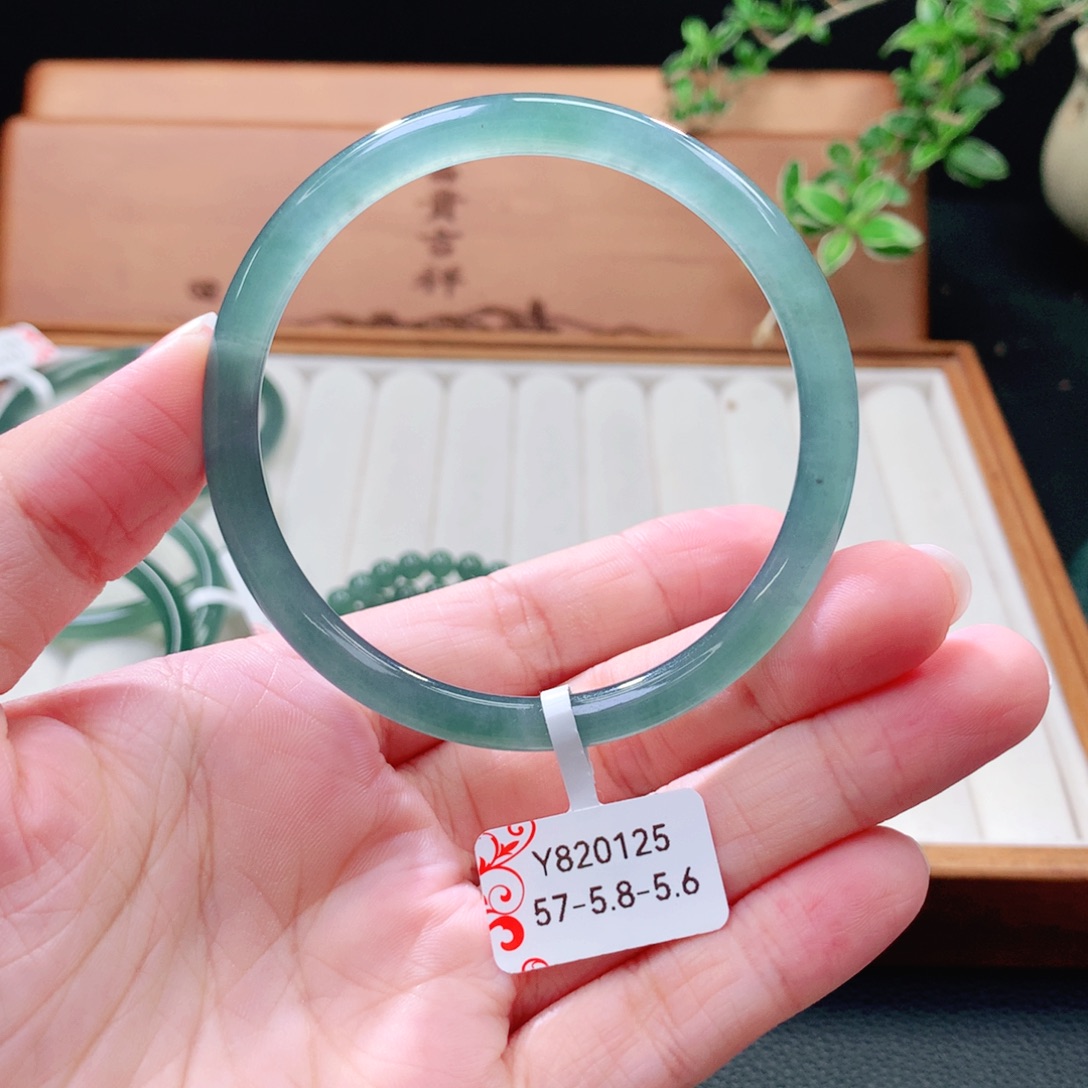 未镶嵌手镯（圆镯）翡翠