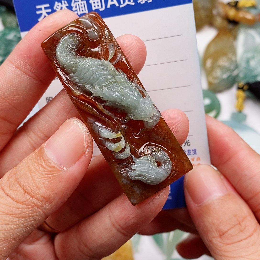 翡翠未镶嵌颈饰龙牌