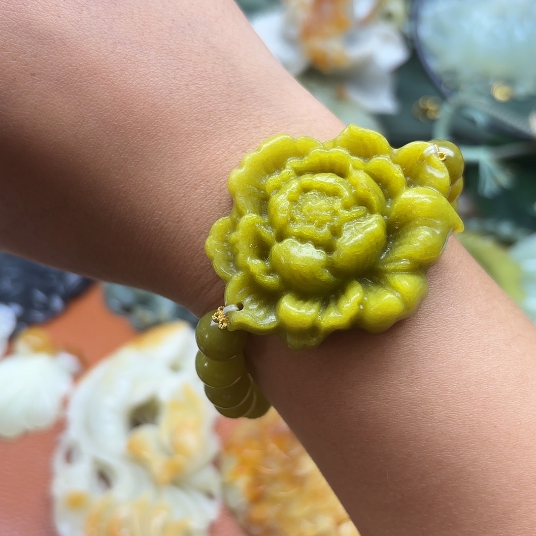 蛇纹石玉未镶嵌颈饰