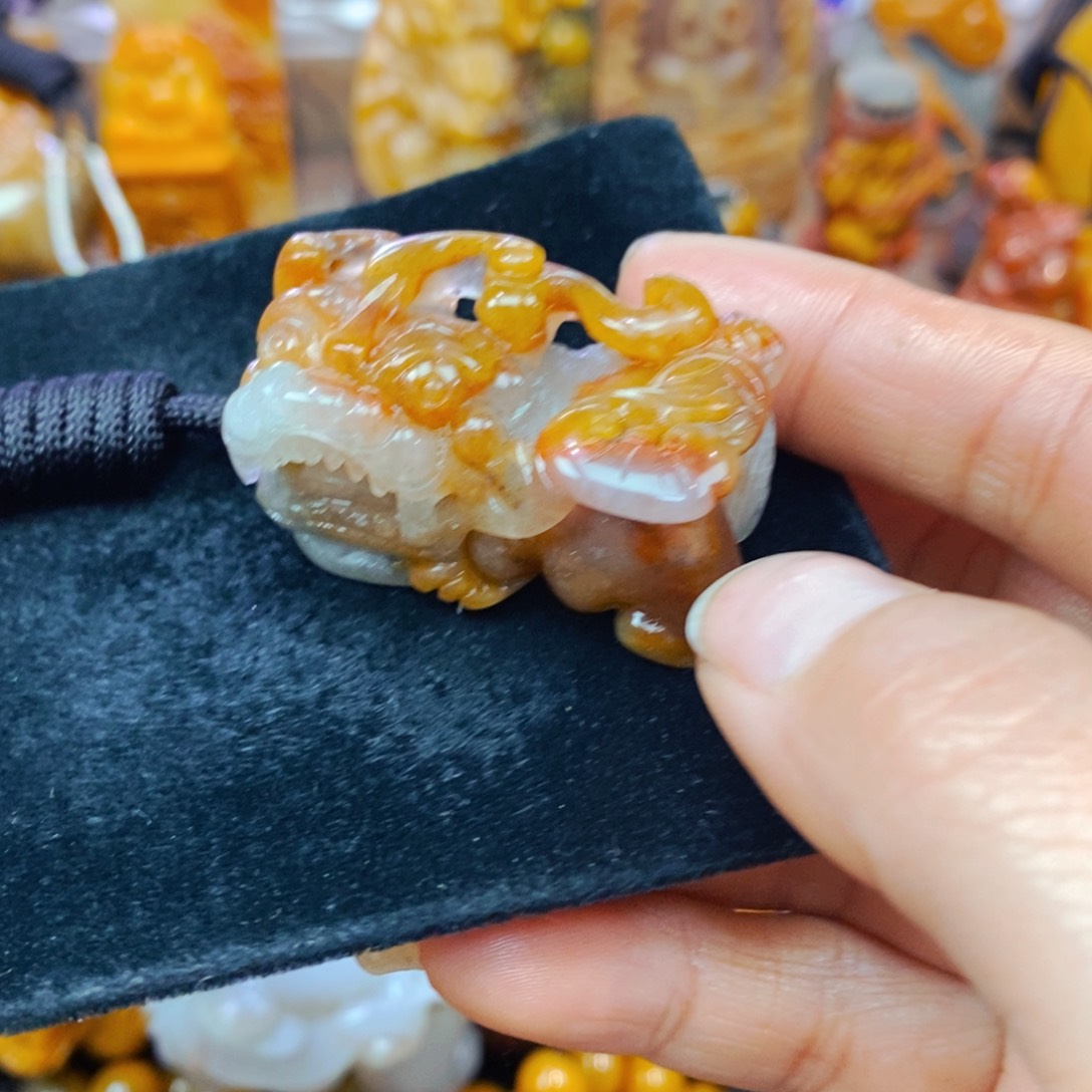 未镶嵌石英质玉（黄龙玉）颈饰