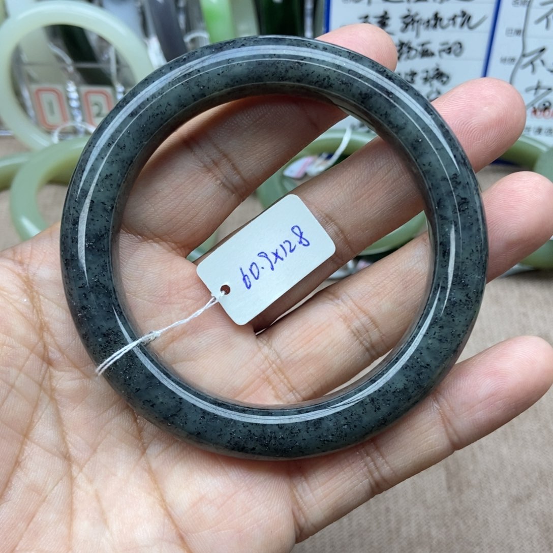 和田玉手镯未镶嵌天*