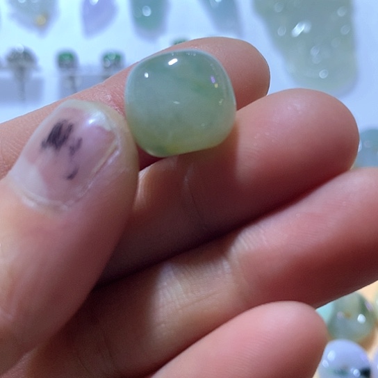 小***干翡翠未镶嵌颈饰路路通